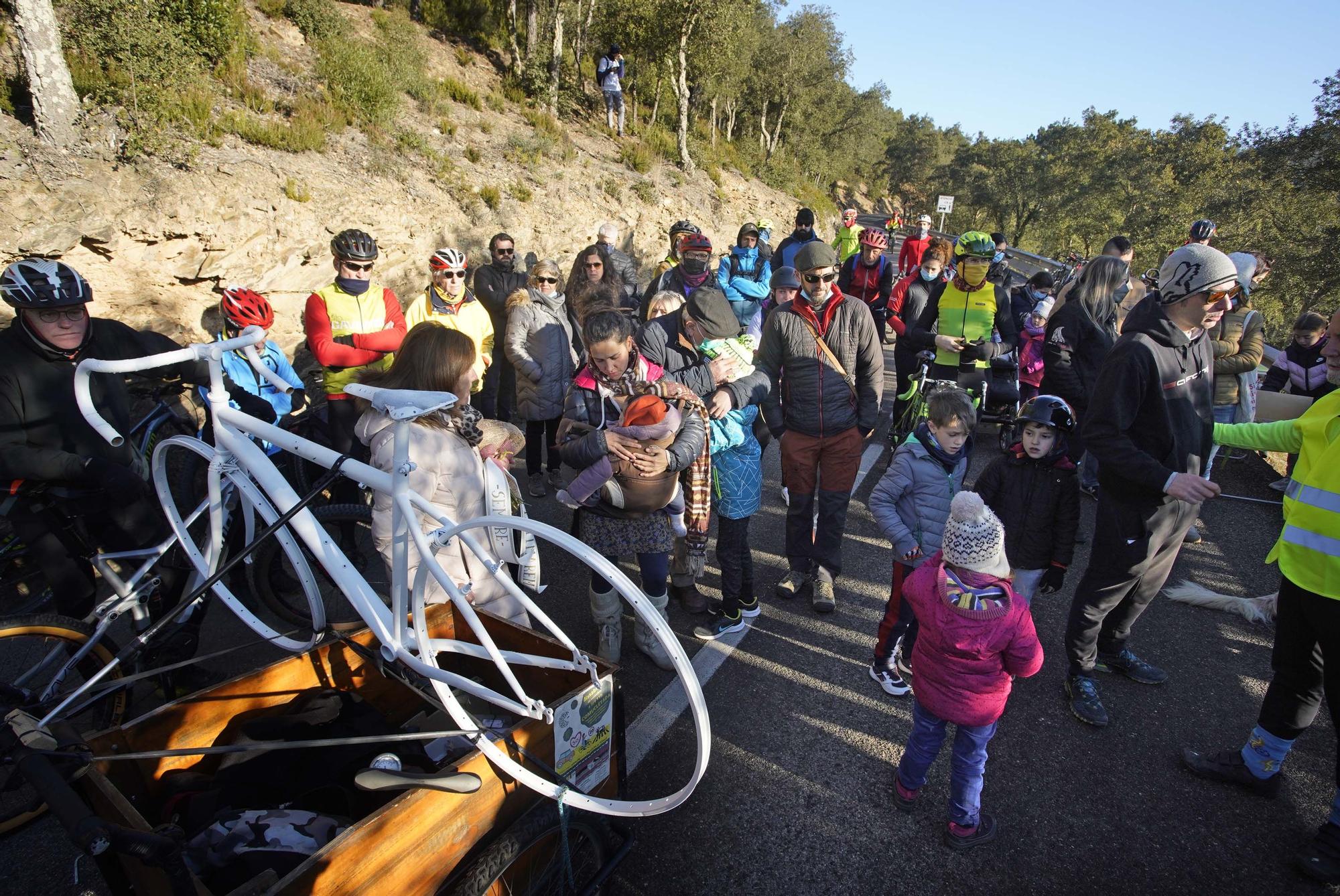 Els ciclistes tallen la carretera del Àngels