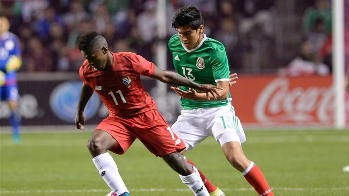 xortunoerick gutierrez  r  of mexico vies for the ball wi180614113404