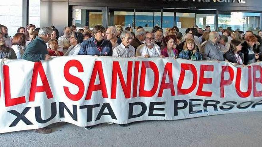 Protesta de los trabajadores por los problemas de aparcamiento en el Cunqueiro. // Marta G. Brea