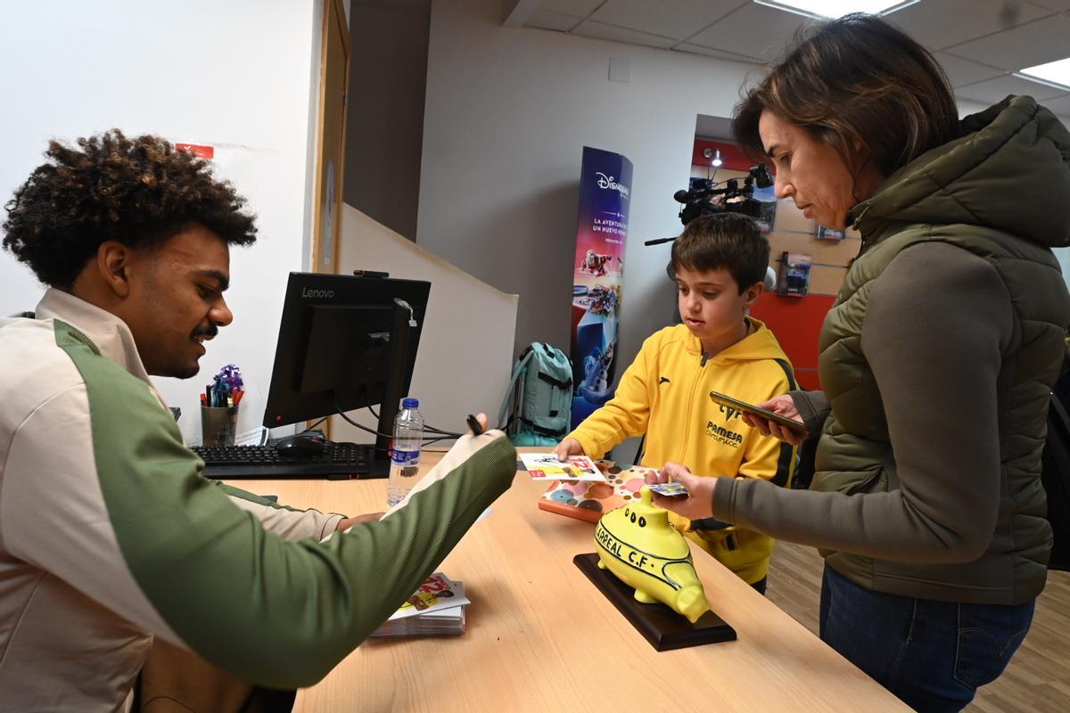 Galería | Baño de masas de Nicolas Pepe y Renato Veiga en Vila-real
