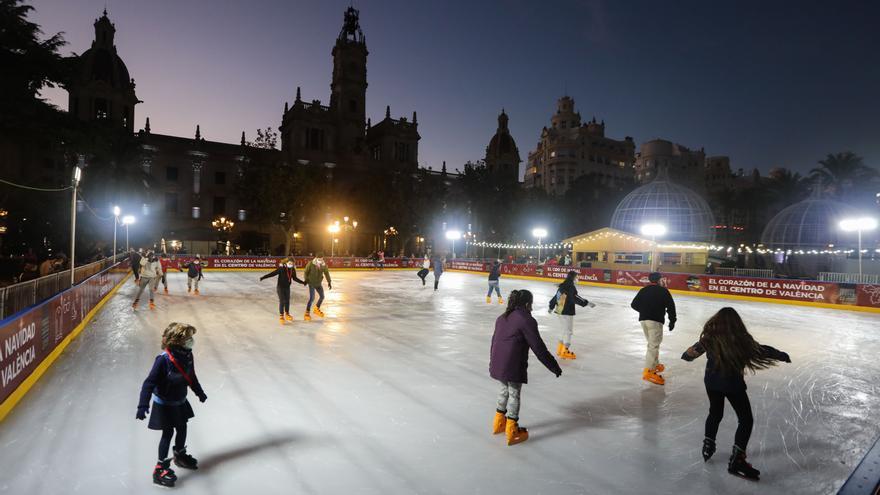 Una pista de hielo sin hielo para patinar en Navidad