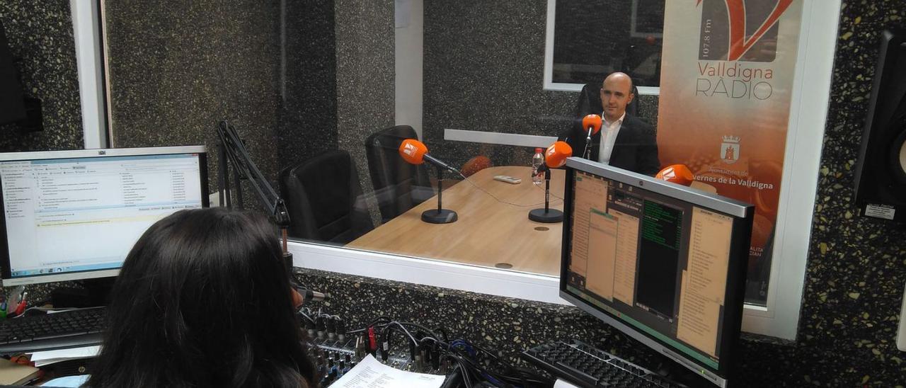 El alcalde de Tavernes, Sergi González, en una intervención en Valldigna Ràdio. | T. Á.C