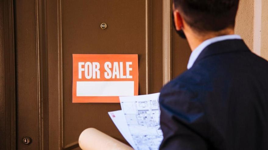 Los sobrinos de la octogenaria expoliada por la trama del notario exigen paralizar la venta del piso y los bajos