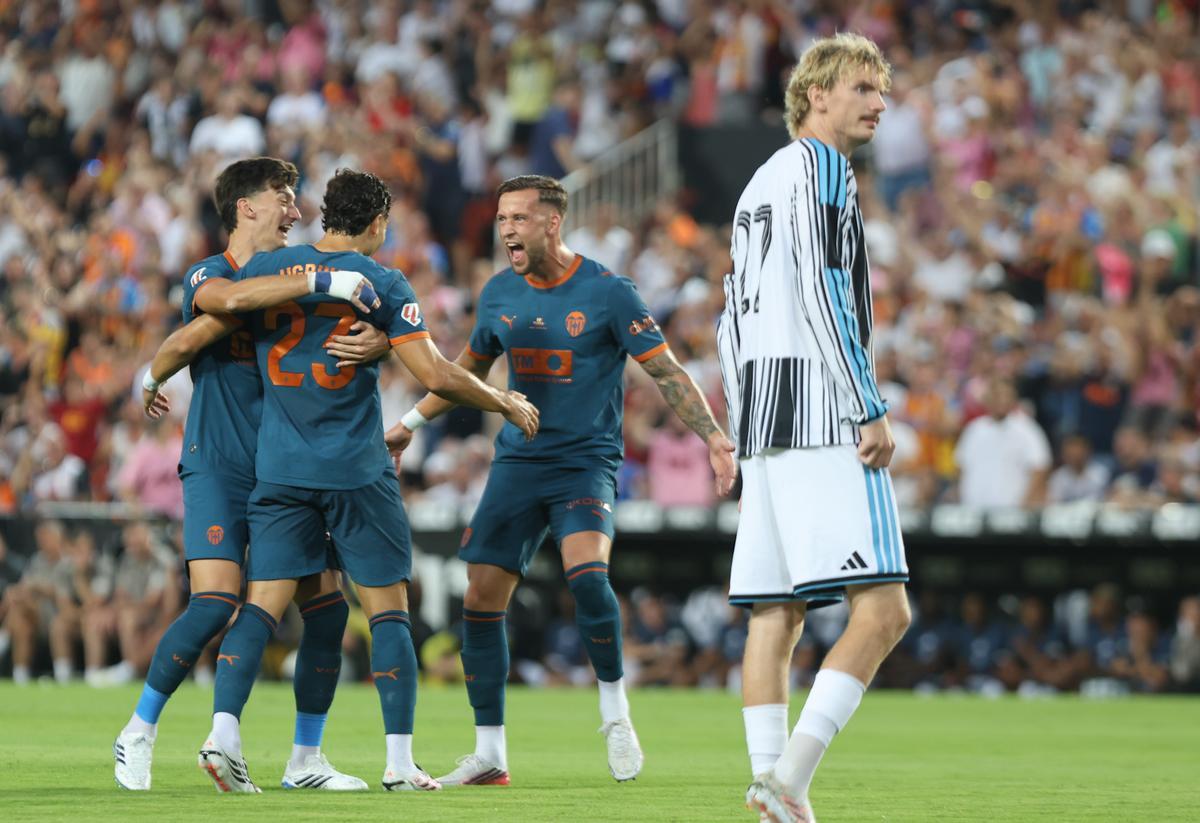 Los jugadores del Valencia CF celebran el gol de Ugrinic al Newcastle en el Trofeu Taronja