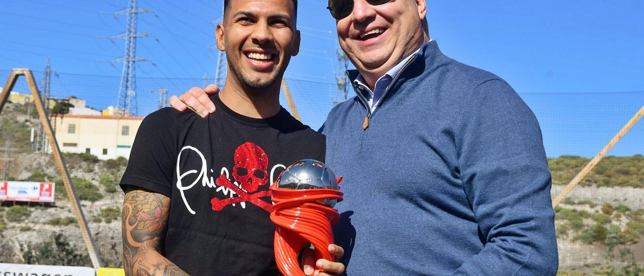 Jonathan Viera, con el trofeo del mejor jugador de LaLiga en enero de 2020, en su última etapa en la UD, junto al presidente Miguel Ángel Ramírez –derecha–. | |