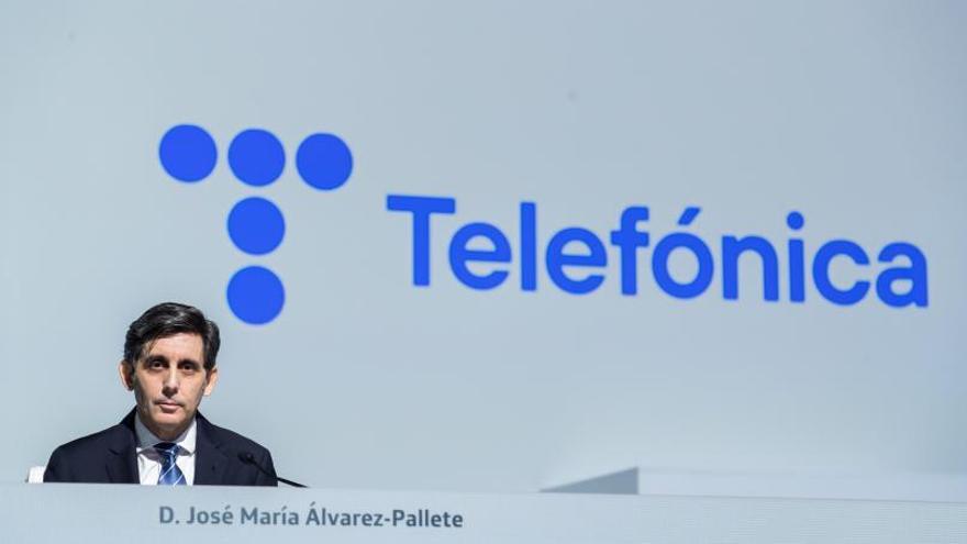 Álvarez-Pallete, ante el nuevo logotipo de Telefónica.   | // FDV