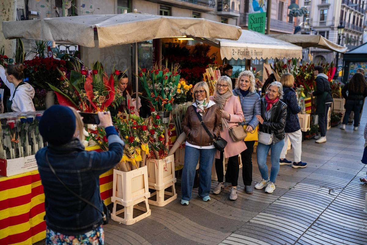 Ambiente de Sant Jordi en La Rambla de Barcelona