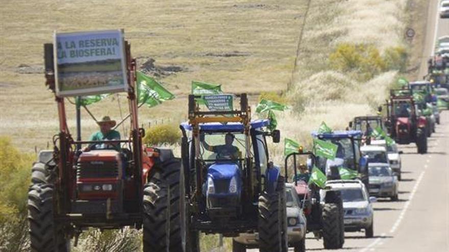 Tractorada contra el proyecto de reserva de la biosfera para La Siberia extremeña