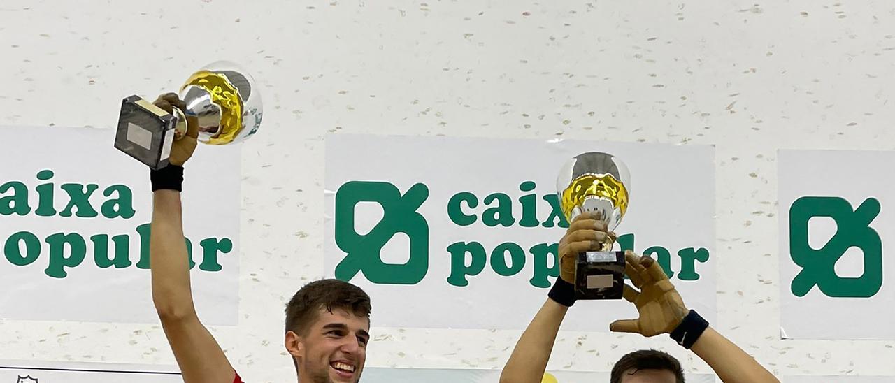 David e Ibiza exhiben con júbilo los trofeos tras proclamarse campeones de la Copa 2 de raspall