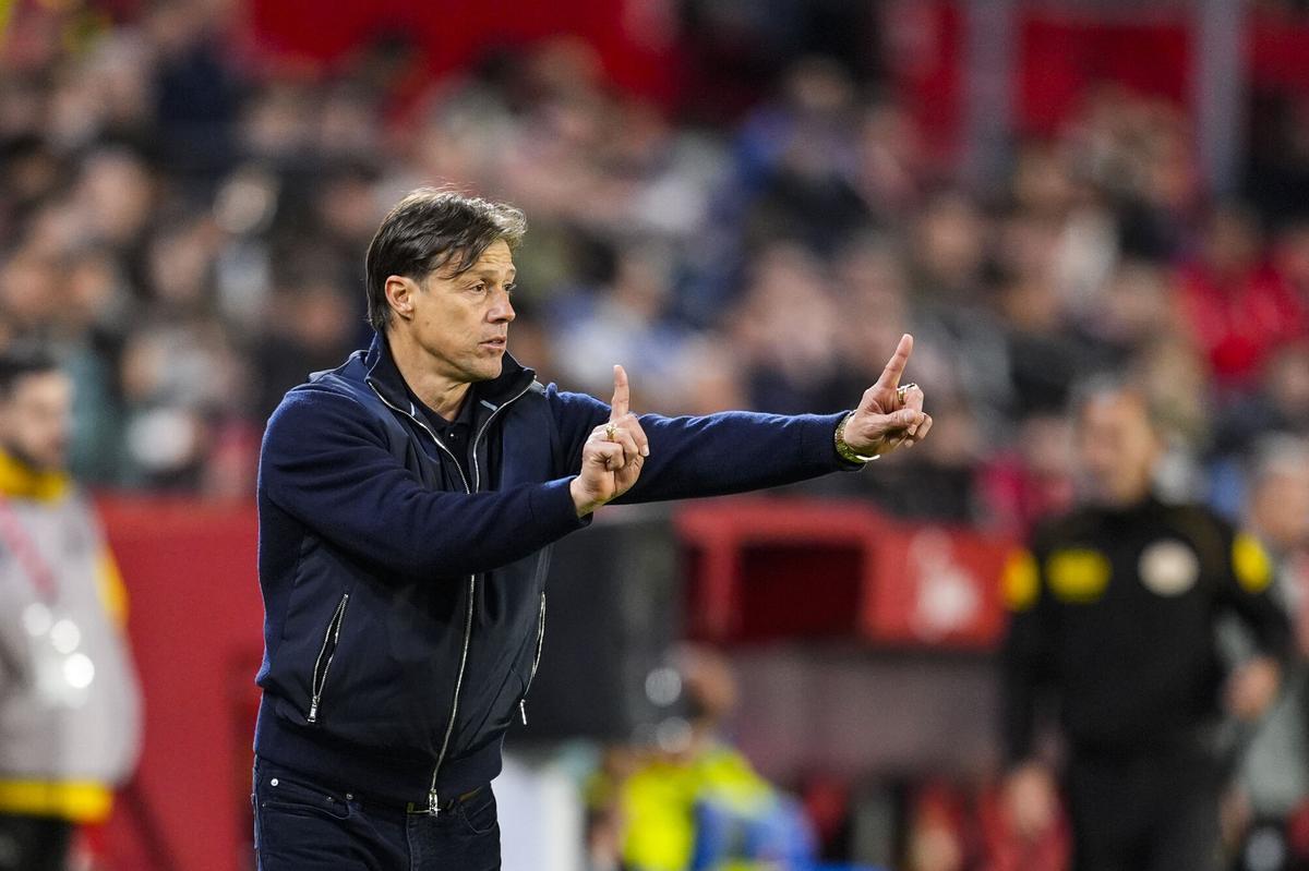 Matías Almeyda gesticula durante el partido de LaLiga EA Sports entre el Sevilla FC y el Deportivo Alavés en el estadio Ramón Sánchez-Pizjuán