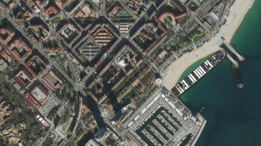 El 'Ever Green', encajado en la playa Nova Icària de Barcelona