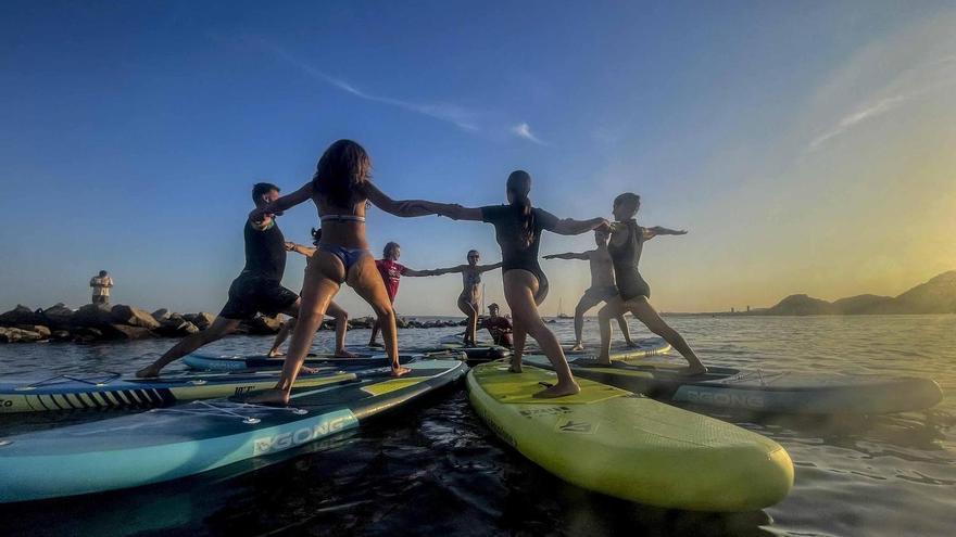 Yoga mecido por las olas: el deporte de moda en las playas de Alicante
