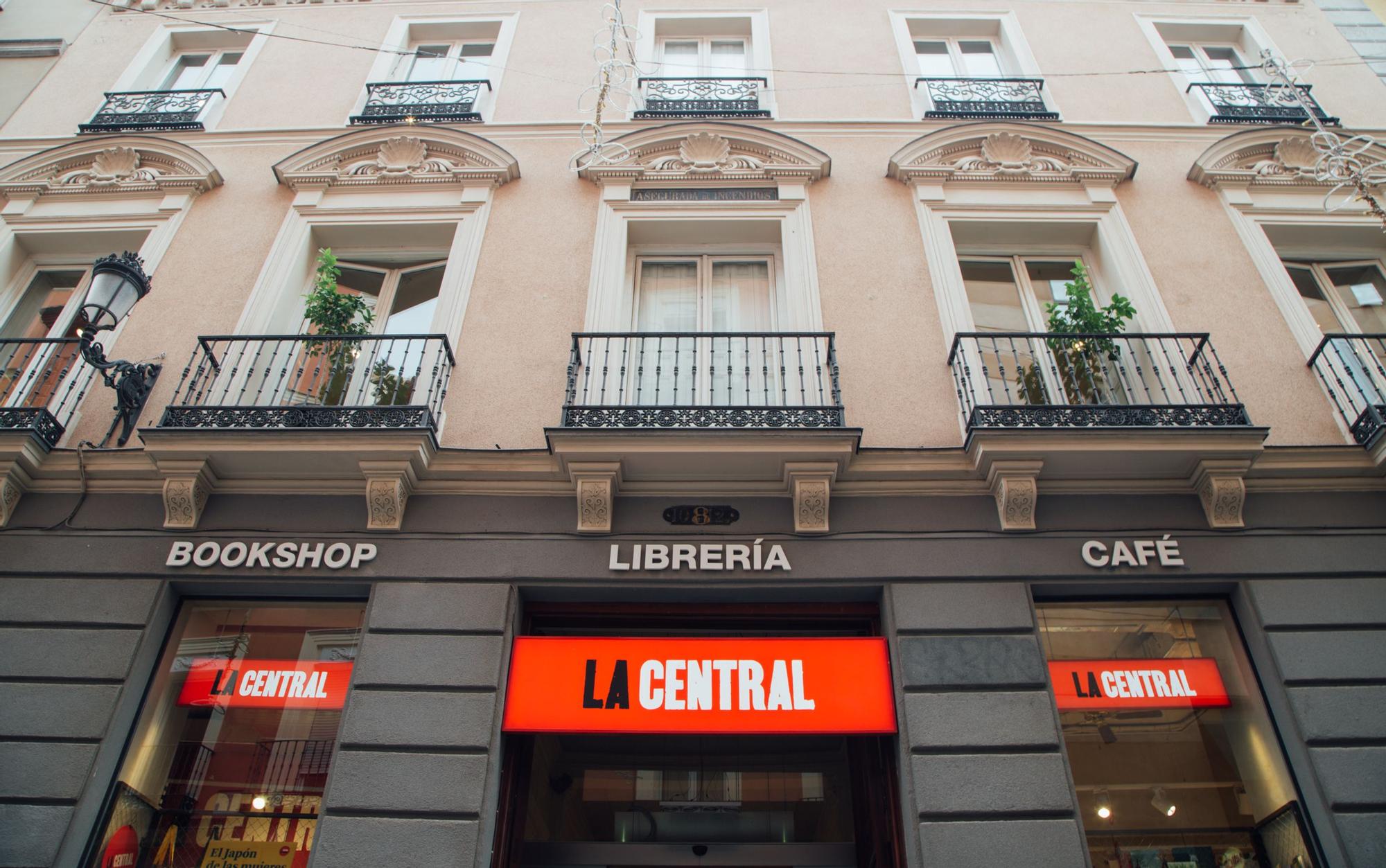 Fachada del edificio en el que aún se instala La Central de Callao, en la calle Postigo de San Martín, 8.