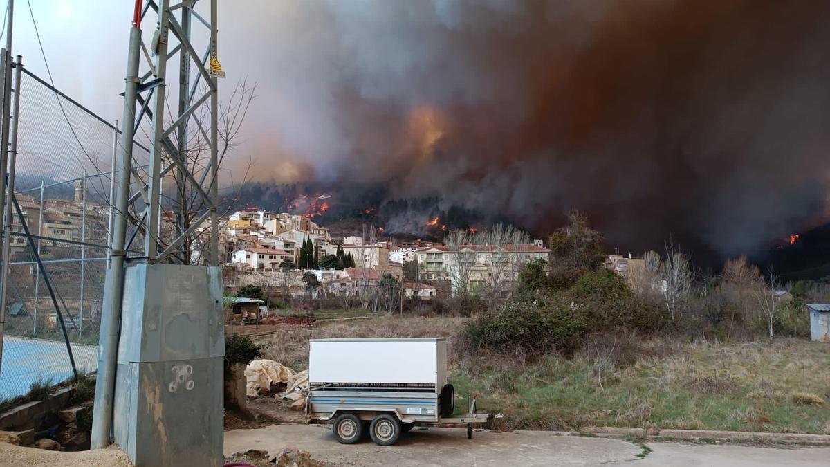 Las imágenes del incendio forestal en el Alto Mijares