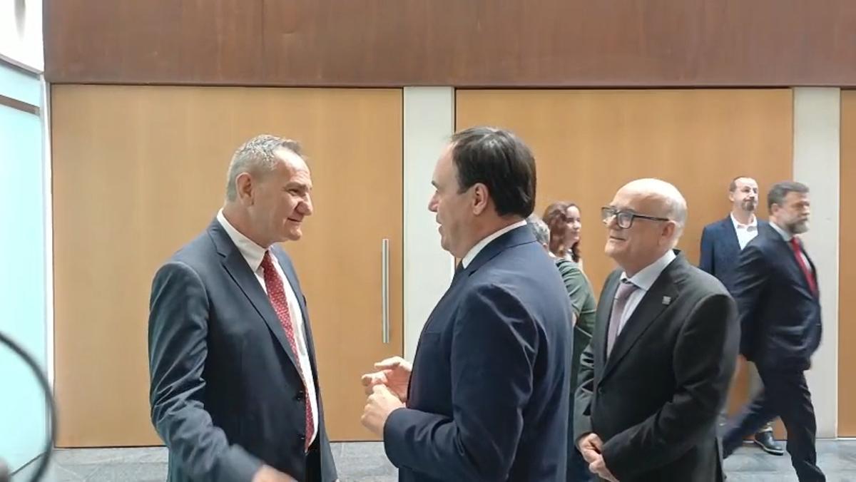 Jesús Lancis departe con Vicent Climent y Pérez Llorca