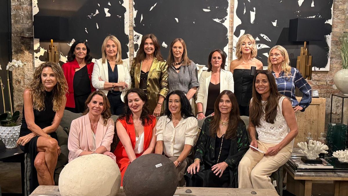 Las 14 mujeres protagonista del libro ‘Ellas triunfan’, en la presentación en la tienda Luzio