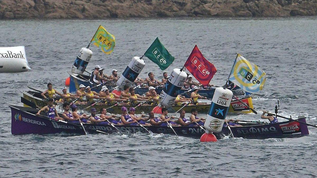 Viraje de tres traineras en la Bandera Cidade da Coruña del año pasado.