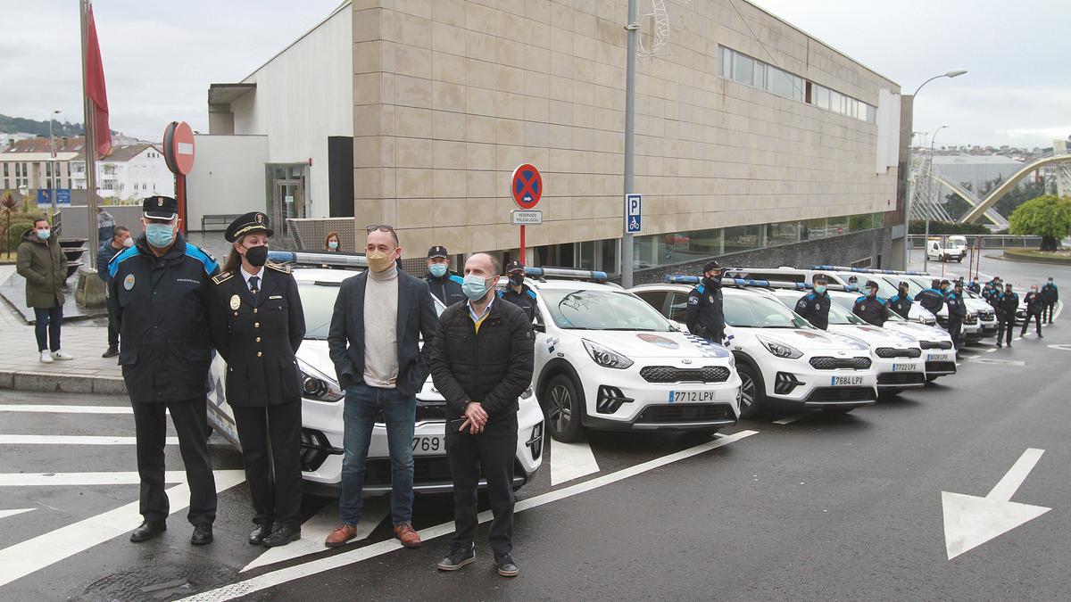 El alcalde, el concejal de Seguridad Ciudadana, la jefa de la Policía Local y un inspector, con los nuevos vehículos.