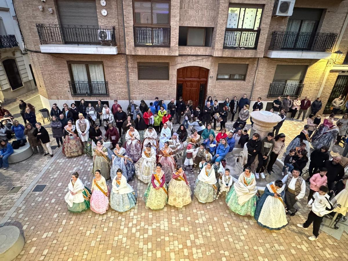 Gran expectación en la plaza de la Font de Almenara.