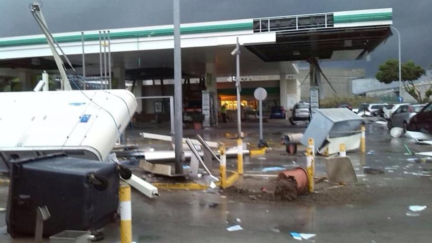 La gasolinera, destrozada tras el paso del tornado.