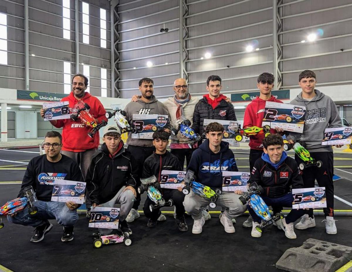 Los diez primeros clasificados en la categoría reina. En el centro, de pie, el edil de Deportes de Mieres, César Menéndez, con Pablo Menédez en la fila superior, el primero por la izquierda..