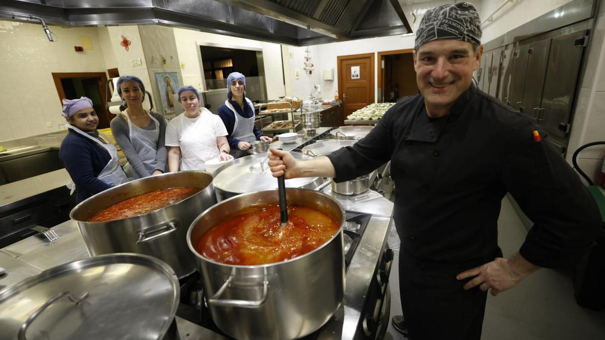 El cocinero Florentino Menéndez, junto a parte del equipo de la Cocina Económica de Oviedo.