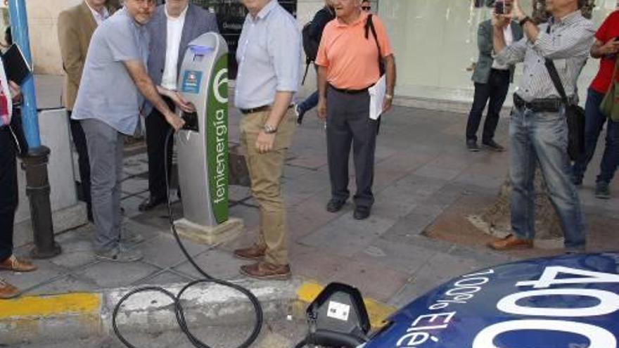 Un poste de recarga para coches eléctricos en Alicante.