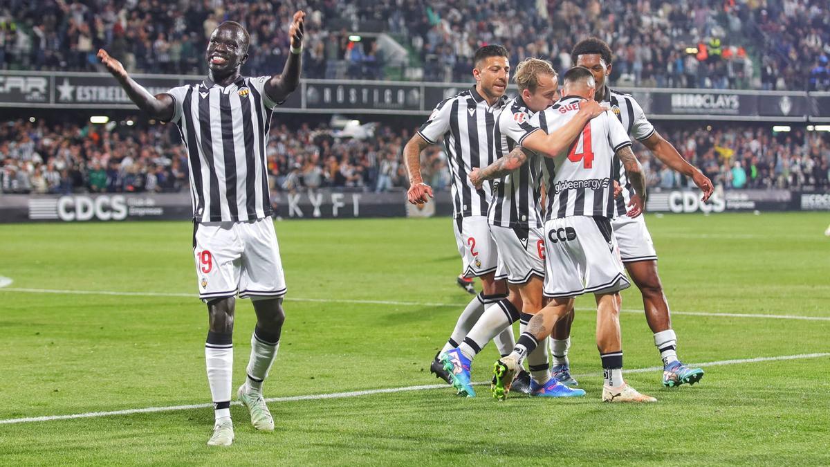 Los jugadores del Castellón celebran el tercer gol del Castellón, obra de Israel Suero, ante el Almería.