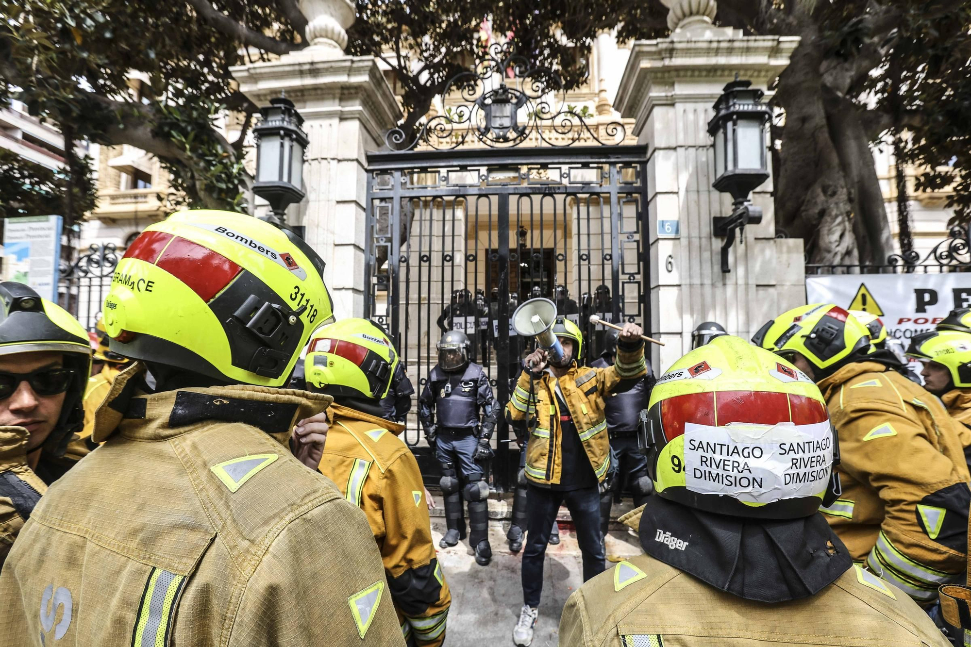 Protesta de los bomberos frente a la Diputación de Alicante