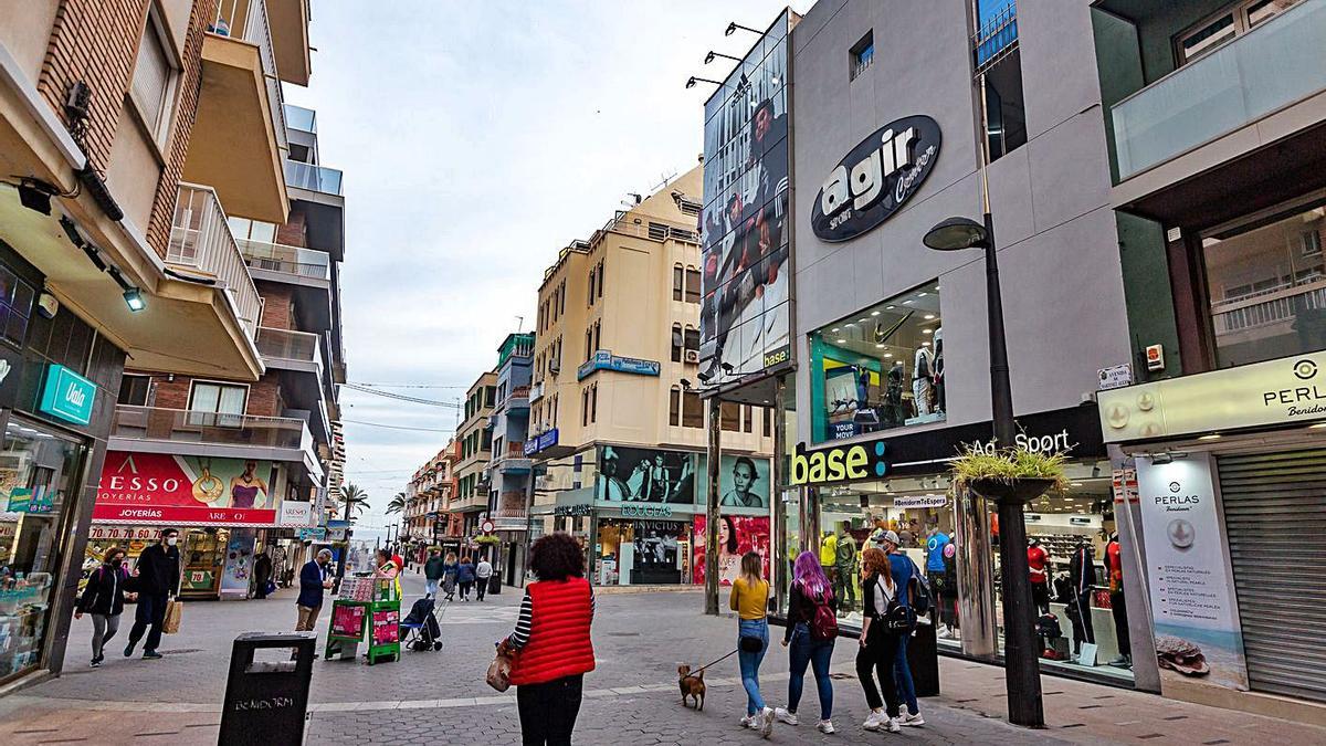 La calle Martínez Alejos de Benidorm, donde ya hay negocios con más de una planta. | DAVID REVENGA