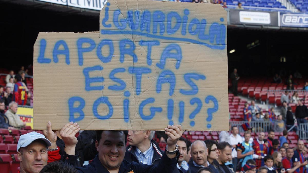 Un aficionado visionario en las gradas del Camp Nou el 11 de mayo de 2008.