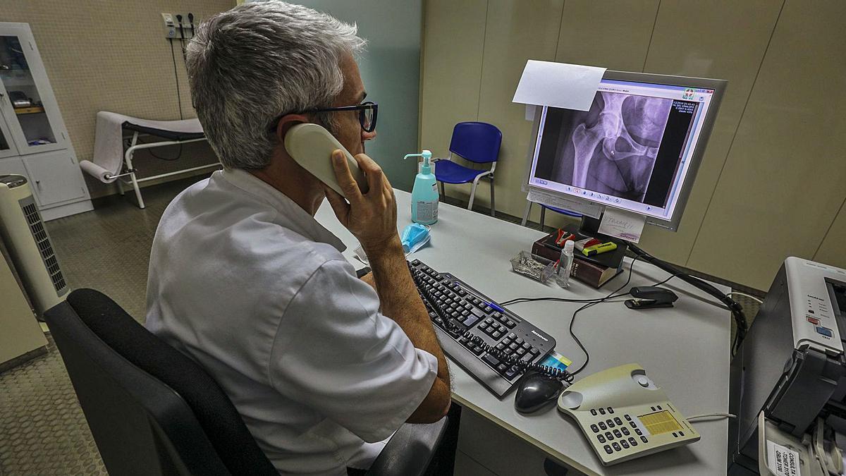 Un médico pasa consulta por teléfono en un centro de salud de la provincia de Alicante, en una imagen de archivo