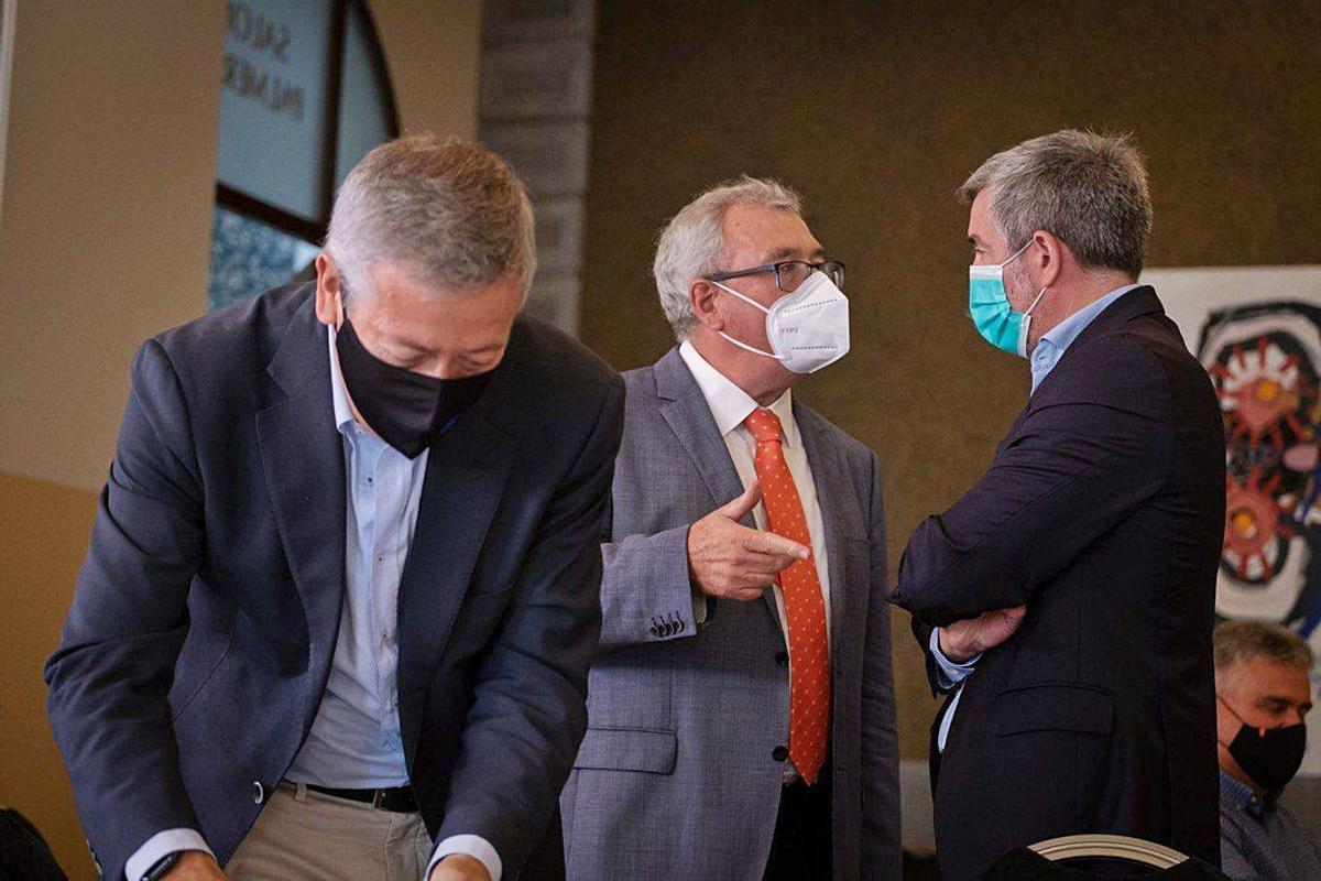 Agustín Manrique de Lara, Salvador Miranda y Fernando Clavijo, secretario general de CC, en las jornadas, ayer. | | ARTURO RODRÍGUEZ