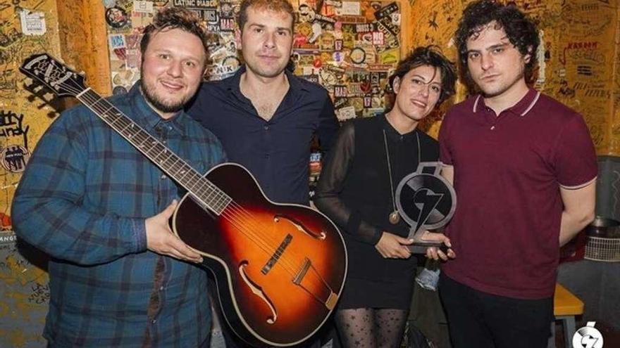 El grupo Triángulo de Amor Bizarro, ayer, con el premio en Madrid. // Premios Ruido