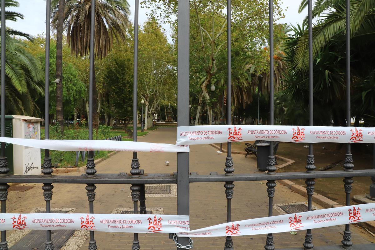Cierre del parque y jardines de Colón a causa del temporal de lluvia y viento, este domingo.
