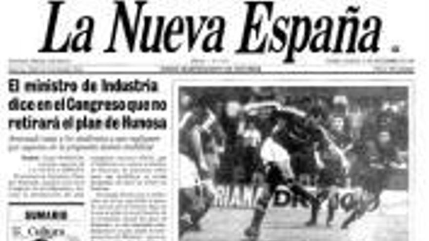 A la izquierda, la portada de LA NUEVA ESPAÑA del día siguiente al partido de ida. A la derecha, Bango celebra el tanto de la victoria. | lne