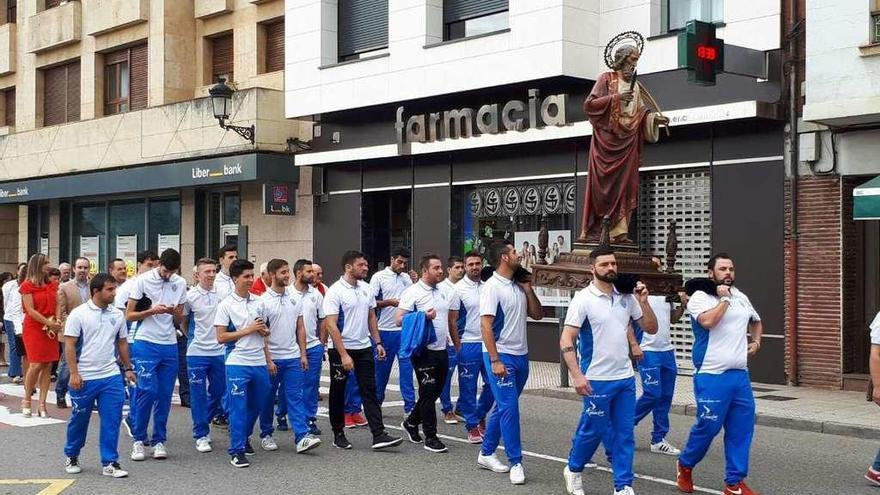 Los jugadores del Europa de Nava llevan en andas a San Bartolomé por la calle Luis Armiñán.