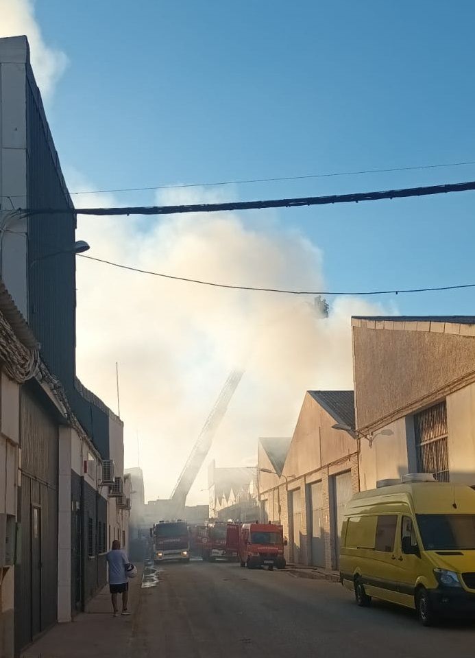 Declarado un incendio en una nave de patinetes en el polígono de La Azucarera