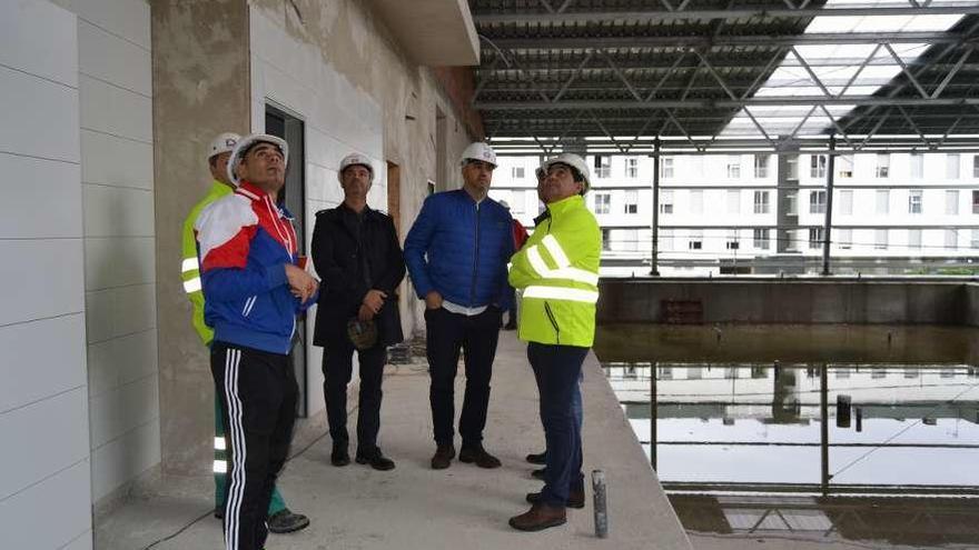 Félix Juncal y Ricardo Verde en un momento de su visita ayer a las obras de la piscina. // S. Álvarez