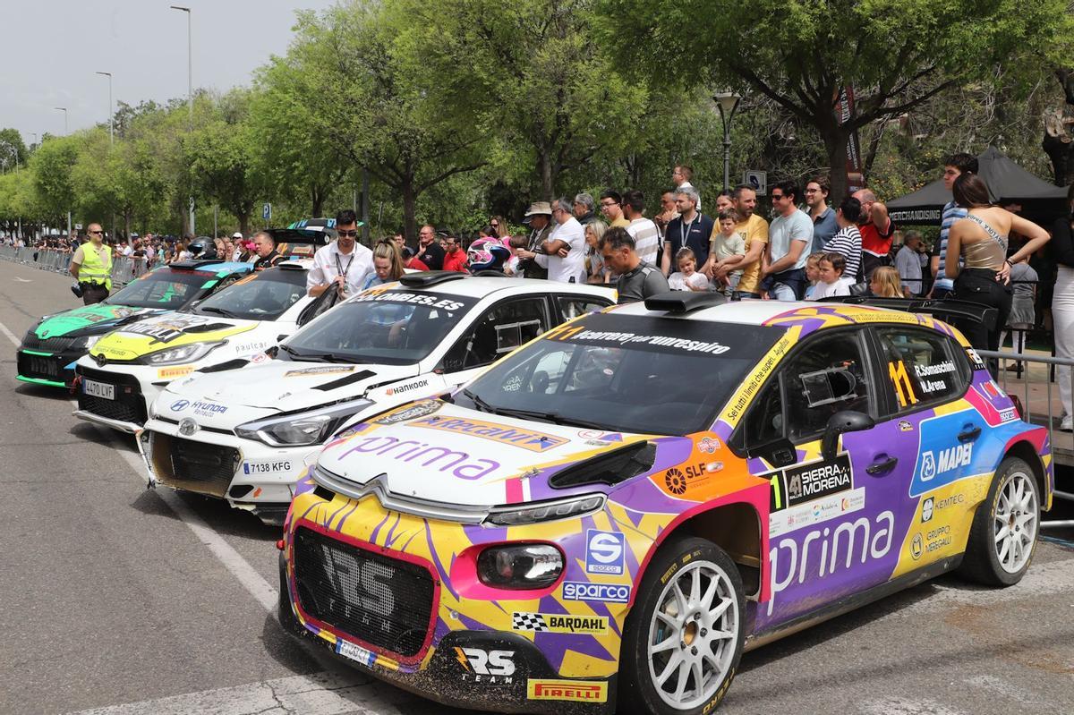 Un grupo de coches, en la llegada.