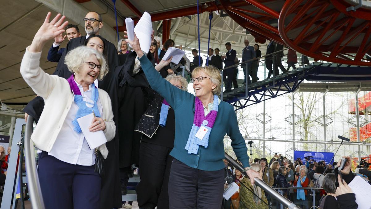 Activistas suizas de la plataforma 'Klima Seniorinnen' celebran en Estrasburgo el fallo del Tribunal Europeo de Derechos Humanos.