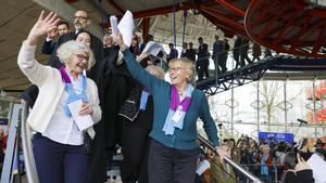 Activistas suizas de la plataforma Klima Seniorinnen celebran en Estrasburgo el fallo del Tribunal Europeo de Derechos Humanos.