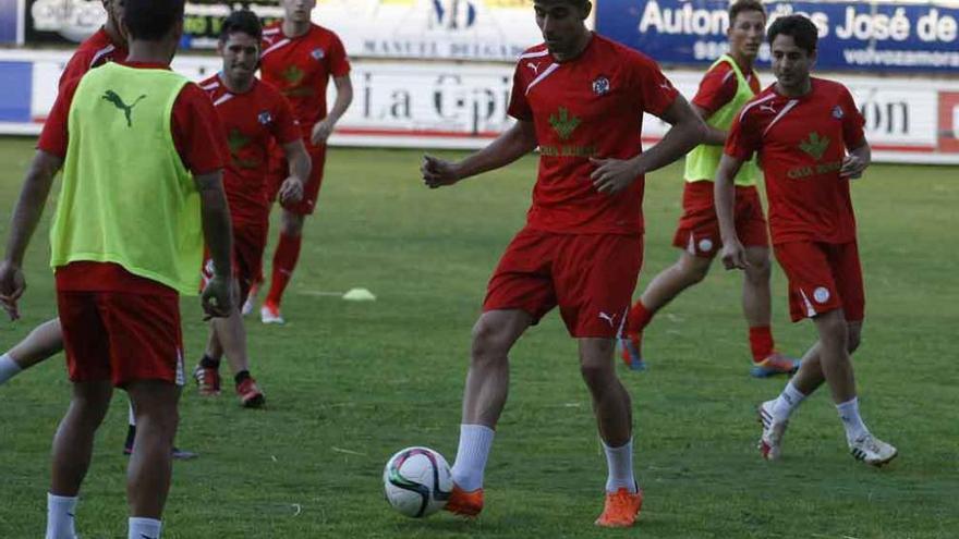 Revi conduce el balón durante un ejercicio del entrenamiento del Zamora C. F.