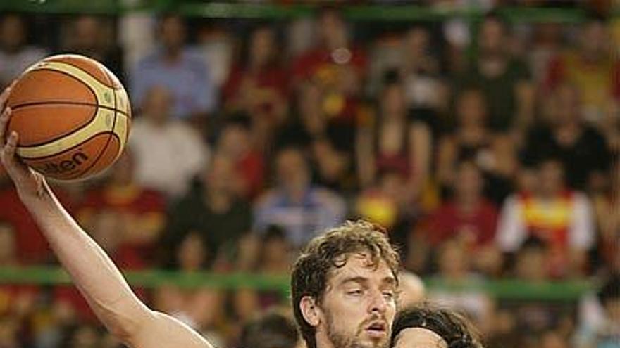 Pau Gasol, en un momento del partido disputado en Ourense ante Argentina.