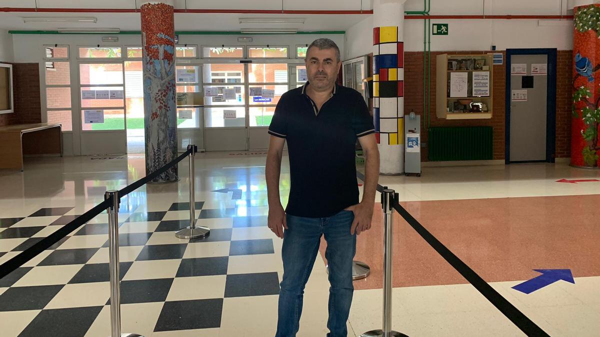 Pedro Alcaraz, a la entrada del centro albaterense. INFORMACIÓN