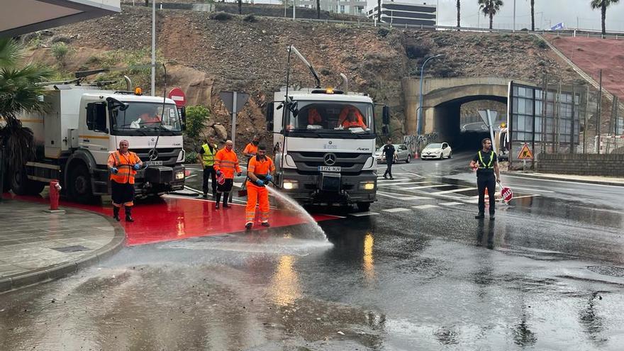 Unos operarios trabajan al comienzo de la Avenida José Sánchez Peñate.