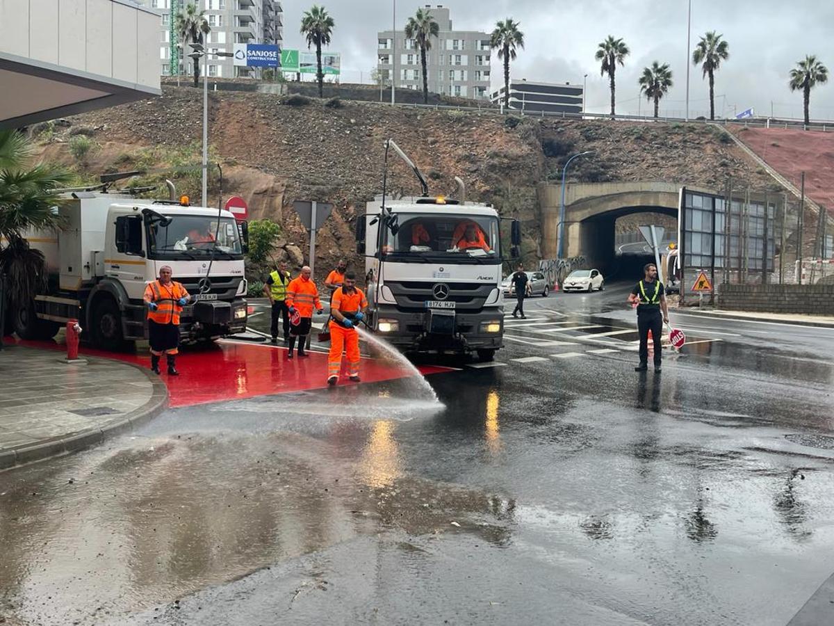 Unos operarios trabajan al comienzo de la Avenida José Sánchez Peñate.