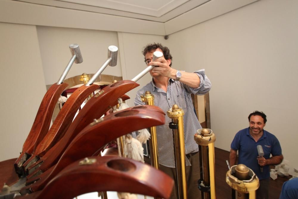 Montaje de la exposición de instrumentos musicales de Les Luthiers