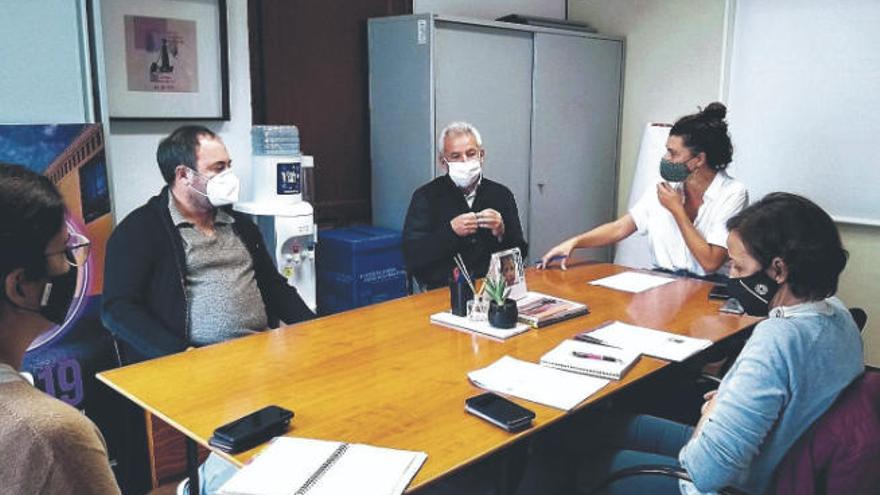 Un momento de la reunión de trabajo sobre el plan de mejora integral de paradas de guaguas en La Laguna.