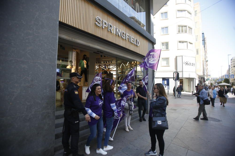 Los sindicatos UGT y CCOO en l'Alacantí-Les Marinas han recorrido hoy las principales calles del centro de la ciudad de Alicante.